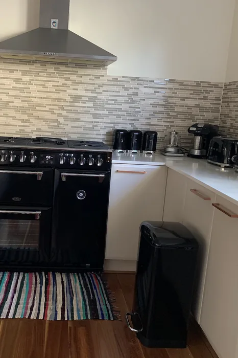 Kitchen with a freestanding gas cooker and rangehood in Carina