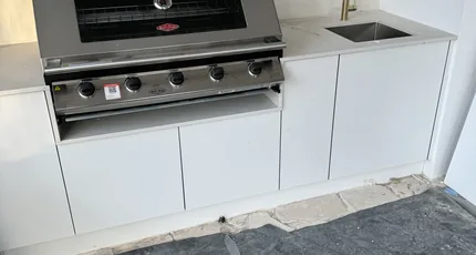 Outdoor kitchen with a built-in barbecue and sink in Carina
